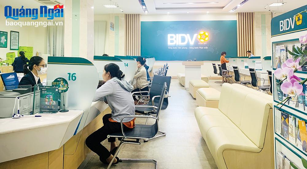 Hằng năm, BIDV Quảng Ngãi đều thực hiện đạt và vượt chỉ tiêu kinh doanh. 
Trong ảnh: Khách hàng giao dịch tại BIDV Quảng Ngãi. 