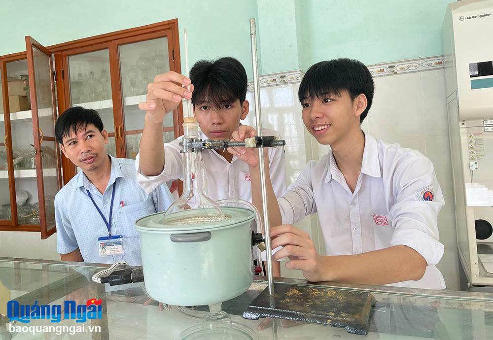 Hai em Hà Tấn Phái và Vy Quốc Bảo, học sinh Trường THPT Võ Nguyên Giáp, nghiên cứu chiết xuất tinh dầu từ cây ráy chữa bệnh đau răng.