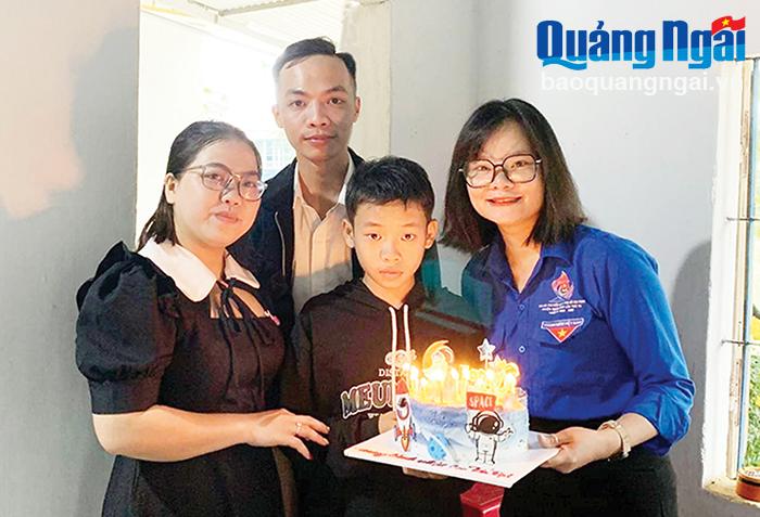Đoàn xã Hành Minh (Nghĩa Hành) tổ chức sinh nhật cho em Nguyễn Tấn Đạt, 
ở thôn Phú Tình Nam, xã Hành Minh.                                                       ẢNH: KIM NGÂN