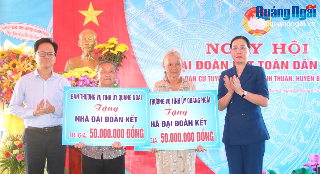 Ủy viên Trung ương Đảng, Bí thư Tỉnh ủy, Chủ tịch HĐND tỉnh Bùi Thị Quỳnh Vân trao kinh phí xây dựng nhà Đại đoàn kết cho hộ nghèo ở xã Bình Thuận (Bình Sơn).