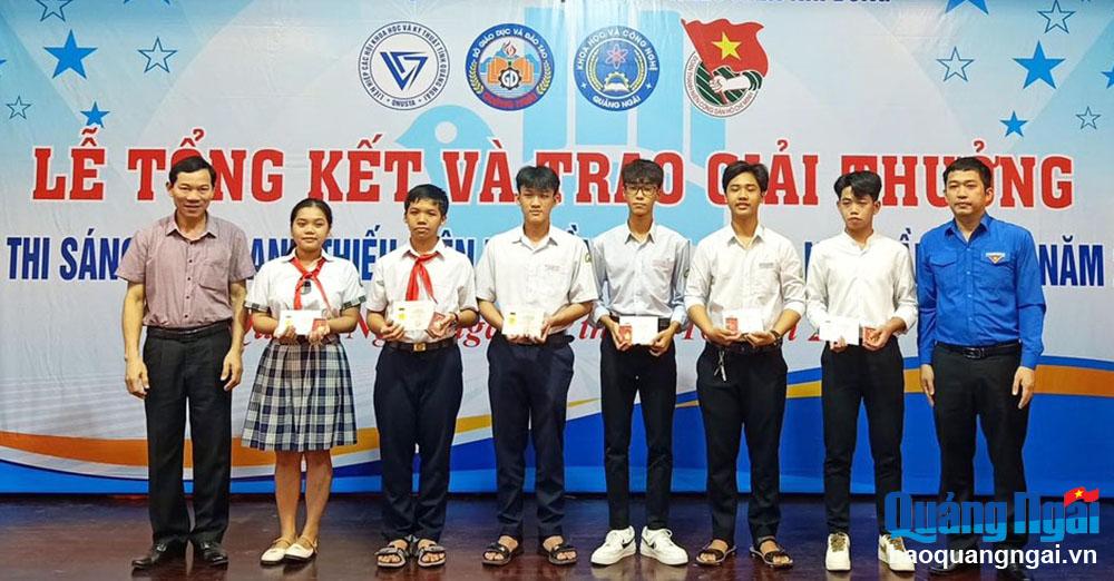 Trao thưởng cho học sinh đạt thành tích cao trong Cuộc thi Sáng tạo thanh, thiếu niên nhi đồng tỉnh Quảng Ngãi lần thứ 8, năm 2023.