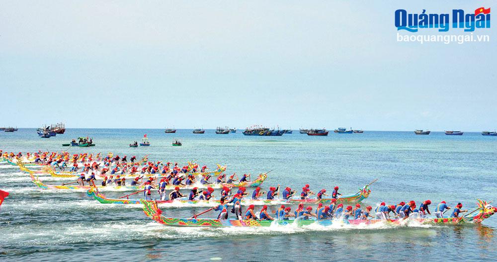 Đua thuyền Tứ Linh ở Lý Sơn luôn hấp dẫn du khách trong và ngoài nước.
