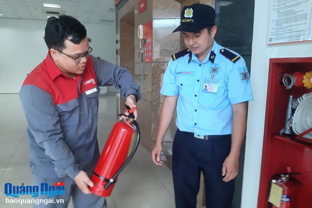 Nhân viên Viettel Quảng Ngãi kiểm tra thiết bị phòng cháy chữa cháy. 
