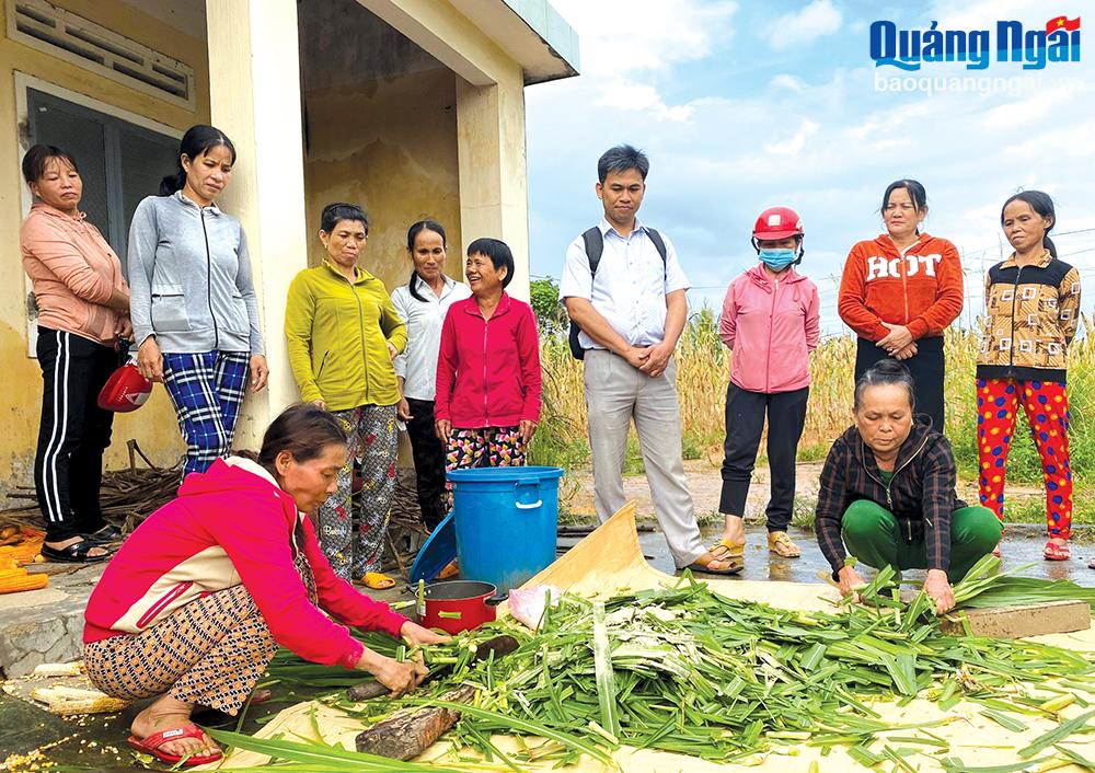 Chị Lê Thị Hà Công (ngồi bên trái) cùng các học viên lớp đào tạo nghề chăn nuôi gia súc đang thực hành cách ủ thức ăn cho bò.	