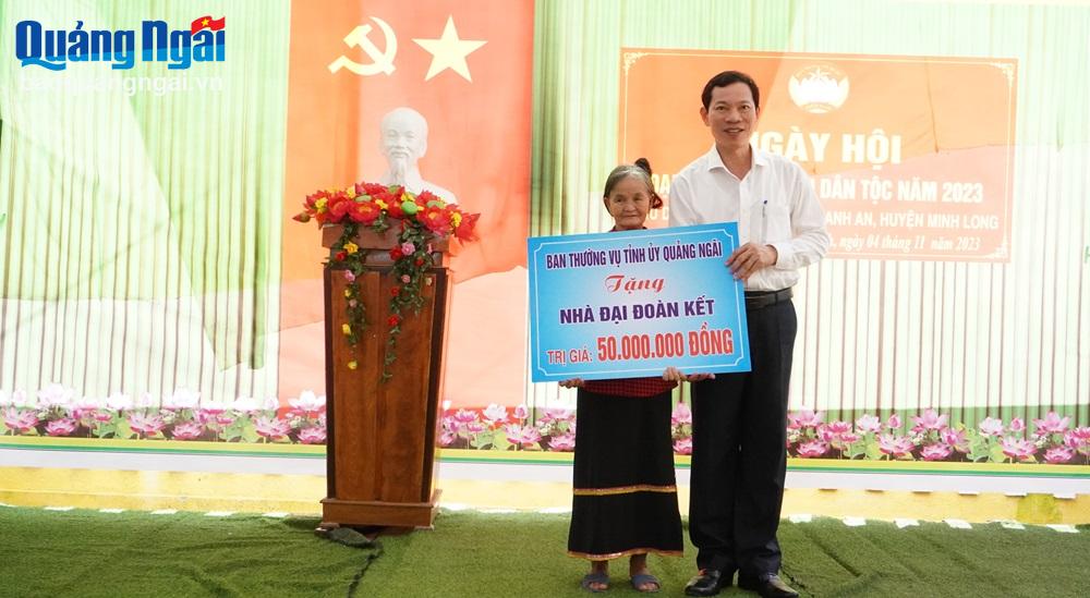 Trưởng ban Dân vận Tỉnh ủy, Chủ tịch Ủy ban MTTQ Việt Nam tỉnh Võ Thanh An trao hỗ trợ xây dựng nhà đại đoàn kết cho hộ nghèo, khó khăn về nhà ở tại thôn An Thanh. 