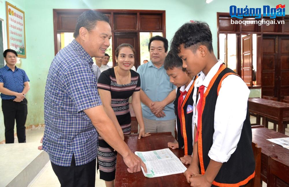 Thứ trưởng Bộ LĐ-TB&XH Lê Văn Thanh thăm hỏi tình hình học tập, sinh hoạt của các học sinh.