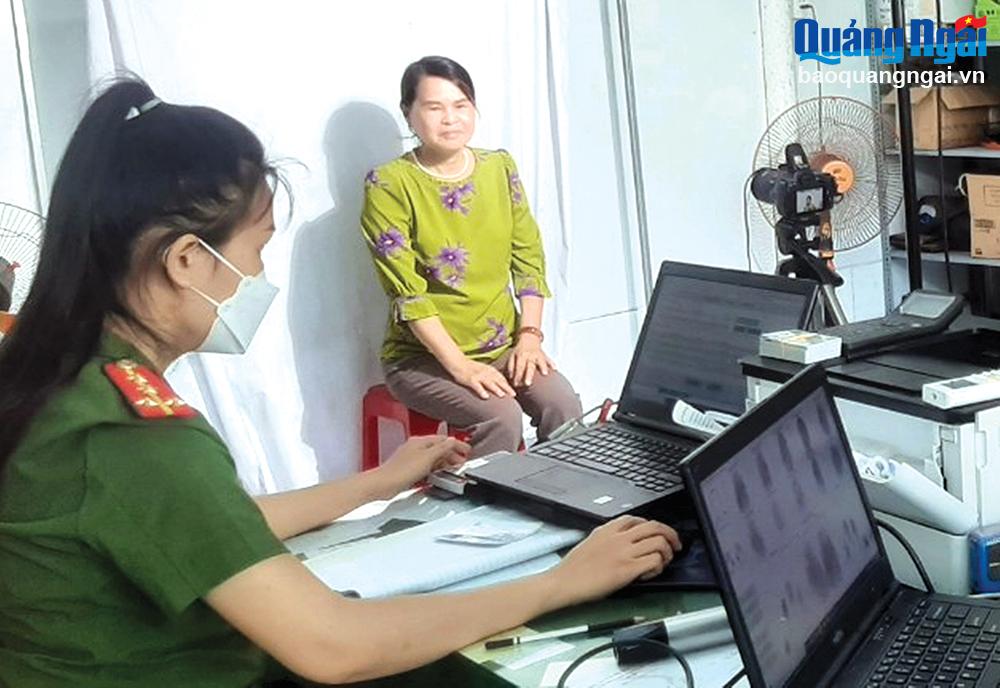 Công an thành phố Quảng Ngãi thu nhận hồ sơ cấp tài khoản định danh điện tử cho người dân.                                      ẢNH: BS
