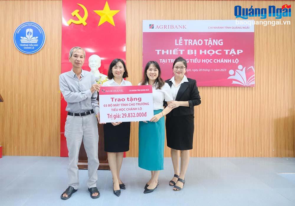 Agribank Quảng Ngãi trao tặng thiết bị học tập cho các trường học 