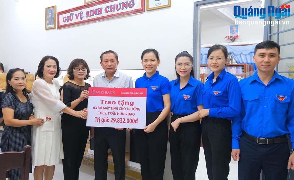 Đoàn thanh niên Agribank Quảng Ngãi cũng đã trao tặng 3 bộ máy tính cho Trường THCS Trần Hưng Đạo 