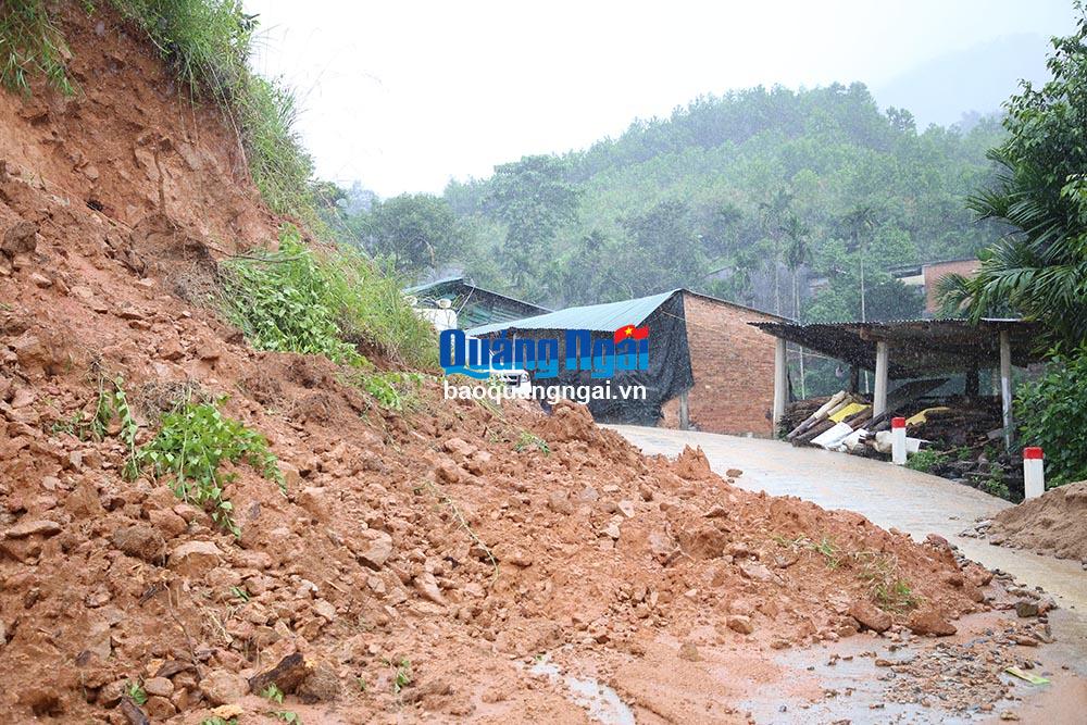 Xóm Trường đi vào Trường tiều học xã Sơn Dung cũng có điểm sạt lở rất lớn.