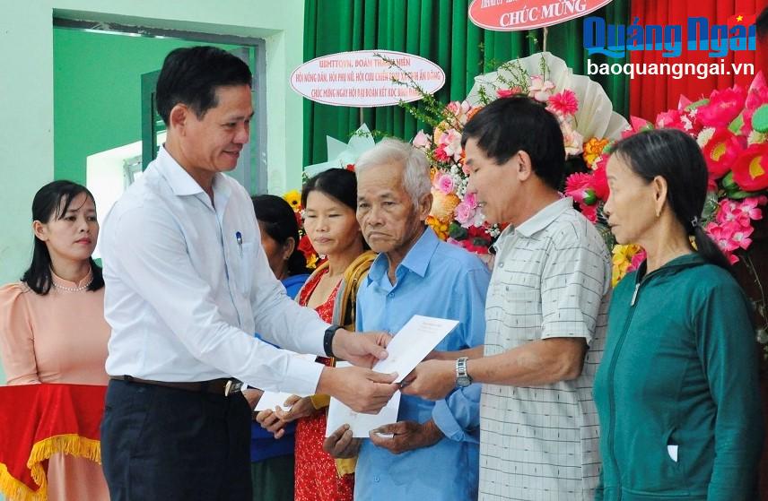Bí thư Thành ủy Quảng Ngãi Ngô Văn Trọng trao quà cho các hộ gia đình có hoàn cảnh khó khăn. 