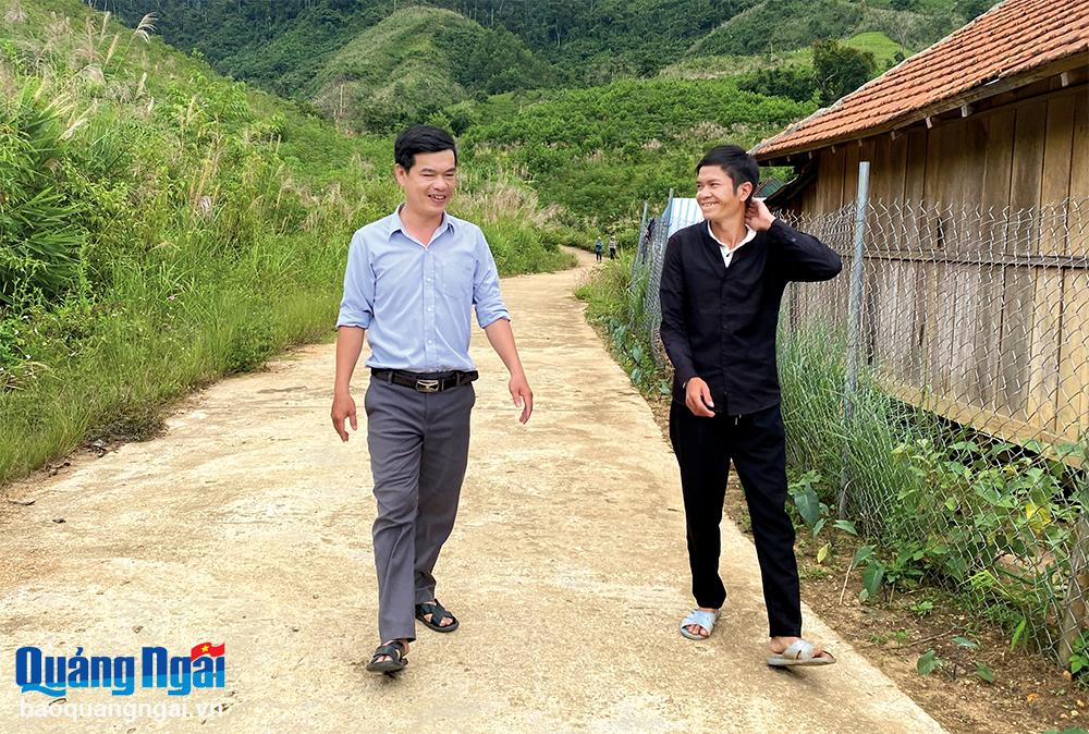 Anh Đinh Văn Sanh (bên phải), ở thôn Mang He, xã Sơn Bua (Sơn Tây) hăng hái tham gia hiến đất làm đường giao thông.   