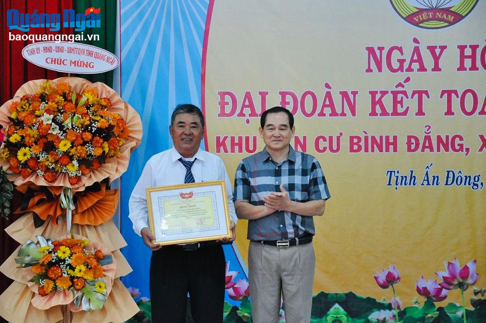 Phó Chủ tịch Thường trực Ủy ban MTTQ Việt Nam tỉnh Nguyễn Xuân Mến trao Bằng khen cho Khu dân cư Bình Đẳng.
