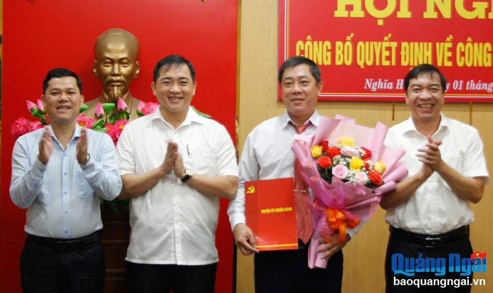 Lãnh đạo huyện Nghĩa Hành trao quyết định của Ban Thường vụ Tỉnh ủy cho đồng chí Nguyễn Tấn Anh.