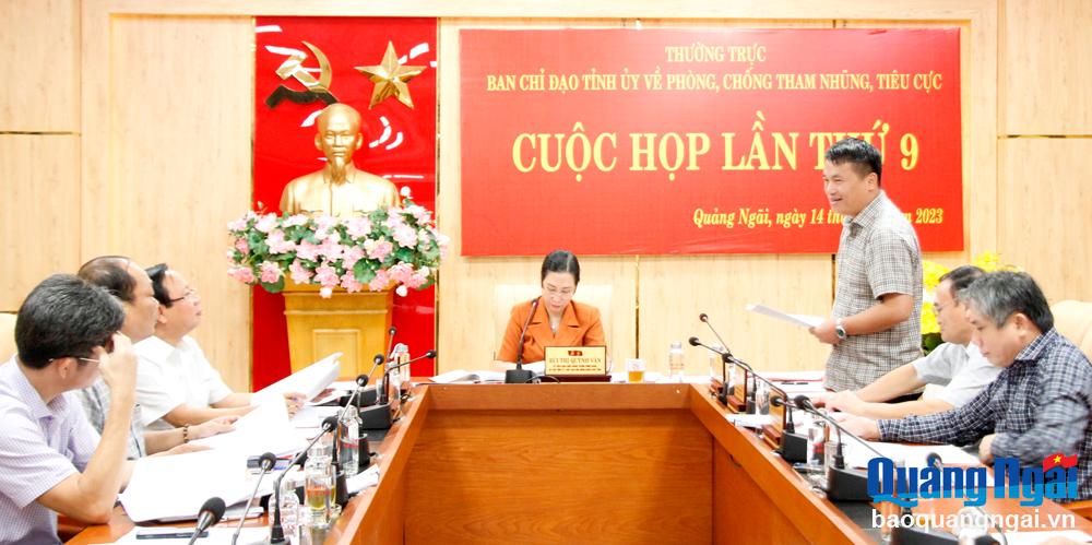 Phó bí thư Thường trực Tỉnh ủy, Trưởng đoàn ĐBQH tỉnh Đặng Ngọc Huy trao đổi thại cuộc họp.