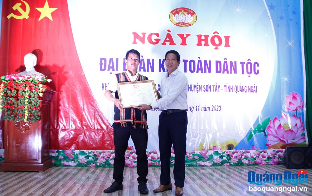 Phó Chủ tịch Ủy ban MTTQ Việt Nam tỉnh Nguyễn Bá Minh trao Bằng khen của Ủy ban MTTQ Việt Nam tỉnh cho KDC Nước Vương.