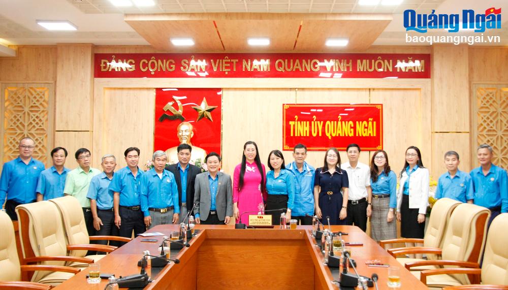 Ủy viên Trung ương Đảng, Bí thư Tỉnh ủy, Chủ tịch HĐND tỉnh Bùi Thị Quỳnh Vân chụp hình với đoàn đại biểu đi dự Đại hội.