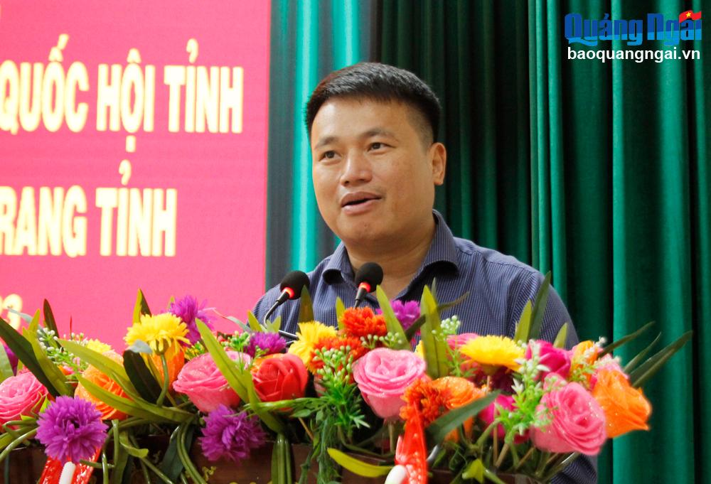Phó Bí thư Thường trực Tỉnh ủy, Trưởng đoàn ĐBQH tỉnh Đặng Ngọc Huy trao đổi tại buổi tiếp xúc cử tri.