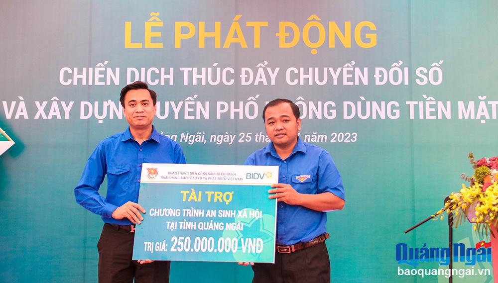 Bí thư Đoàn Thanh niên BIDV Phạm Văn Toàn trao bảng tượng trưng hỗ trợ 250 triệu đồng an sinh xã hội tại Quảng Ngãi.