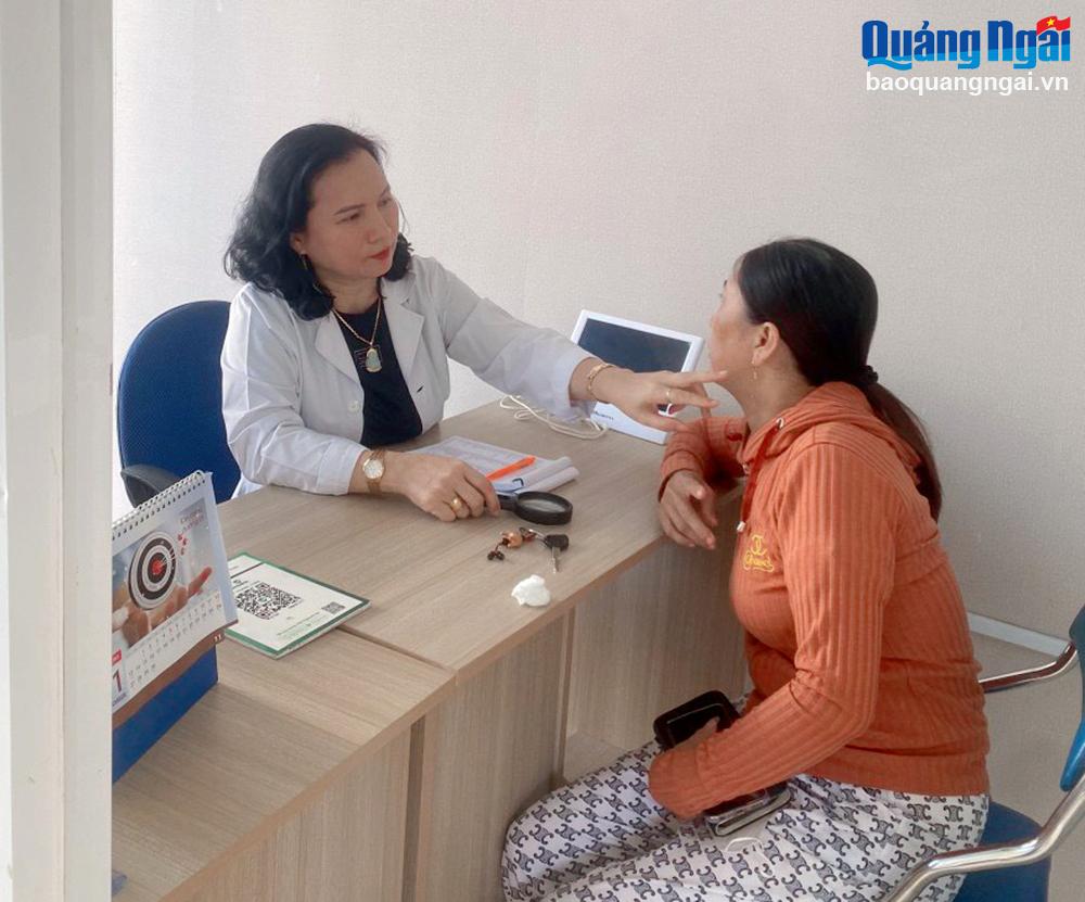  Bác sĩ Phạm Thị Tiết - Phó Giám đốc Trung tâm Kiểm soát bệnh tật tỉnh khám cho bệnh nhân.