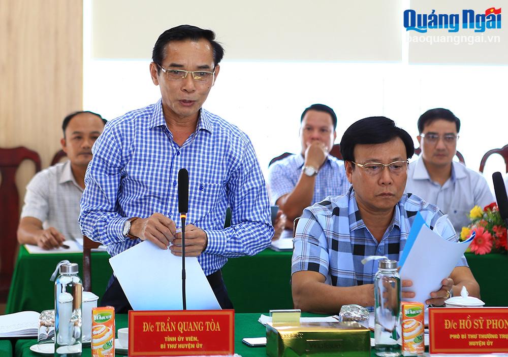 Bí thư Huyện ủy Tư Nghĩa Trần Quang Tòa báo cáo tại buổi làm việc.