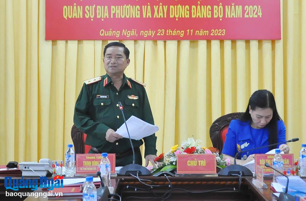 Trung tướng Trịnh Đình Thạch - Bí thư Đảng ủy, Chính ủy Quân khu 5 phát biểu chỉ đạo tại hội nghị.