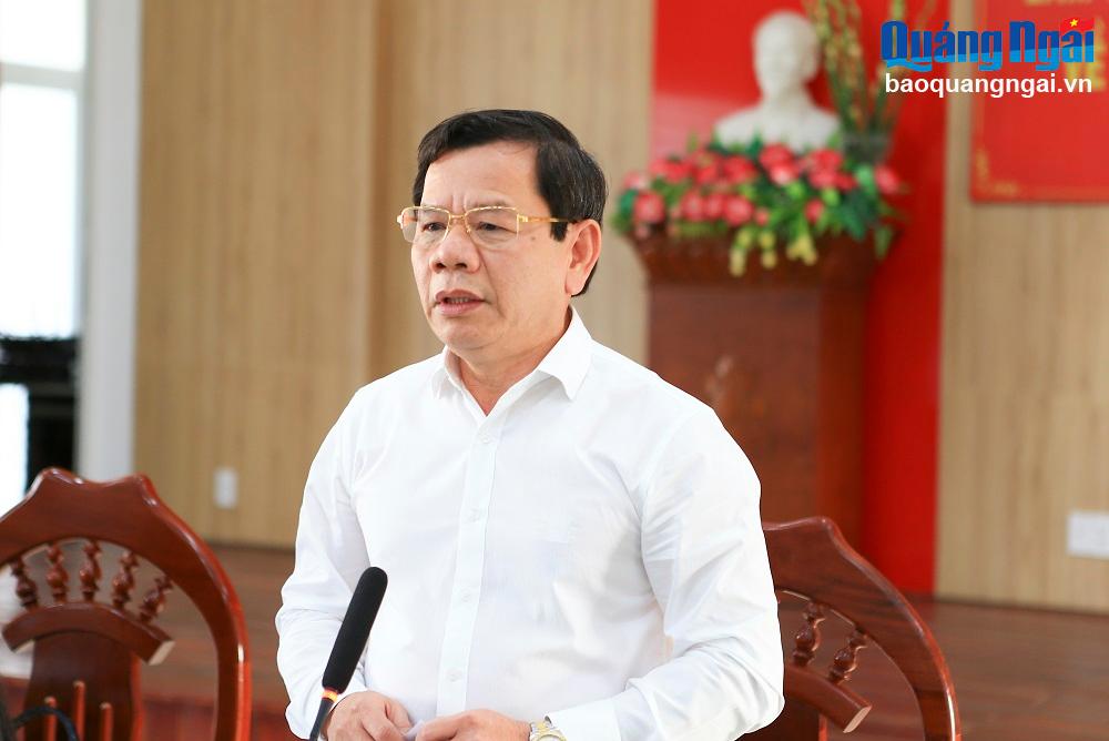 Chủ tịch UBND tỉnh Đặng Văn Minh trao đổi một số định hướng và kiến nghị của huyện Tư Nghĩa.