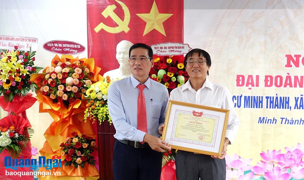 Phó Chủ tịch Ủy ban MTTQ Việt Nam tỉnh Trần Hòa trao Bằng khen cho Khu dân cư Minh Thành.