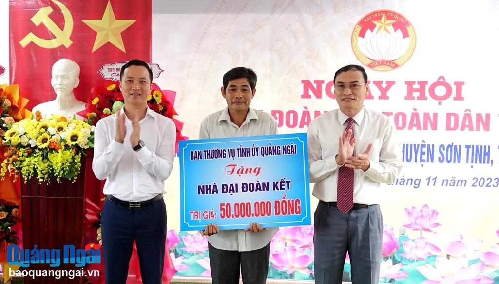 Chủ nhiệm Ủy ban Kiểm tra Tỉnh ủy Võ Văn Quỳnh và đại diện Công ty CP Lọc hóa dầu Bình Sơn trao tặng 50 triệu đồng hỗ trợ xây dựng nhà đại đoàn kết cho hộ gia đình có hoàn cảnh khó khăn.