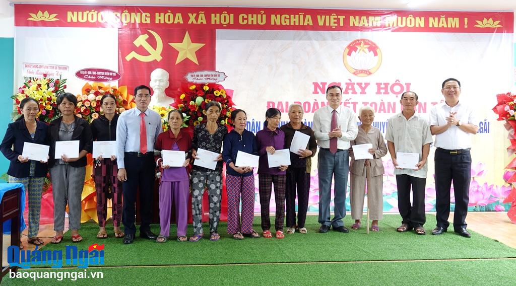 Các hộ nghèo, hộ gia đình có hoàn cảnh khó khăn ở xã Tinh Minh nhận quà tại ngày hội.
