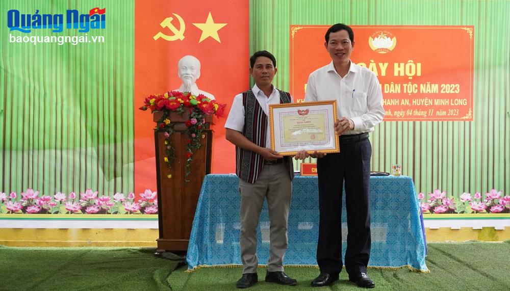 Trưởng ban Dân vận Tỉnh ủy, Chủ tịch Ủy ban MTTQ Việt Nam tỉnh Võ Thanh An trao Bằng khen công nhận KDC tiêu biểu năm 2023. 