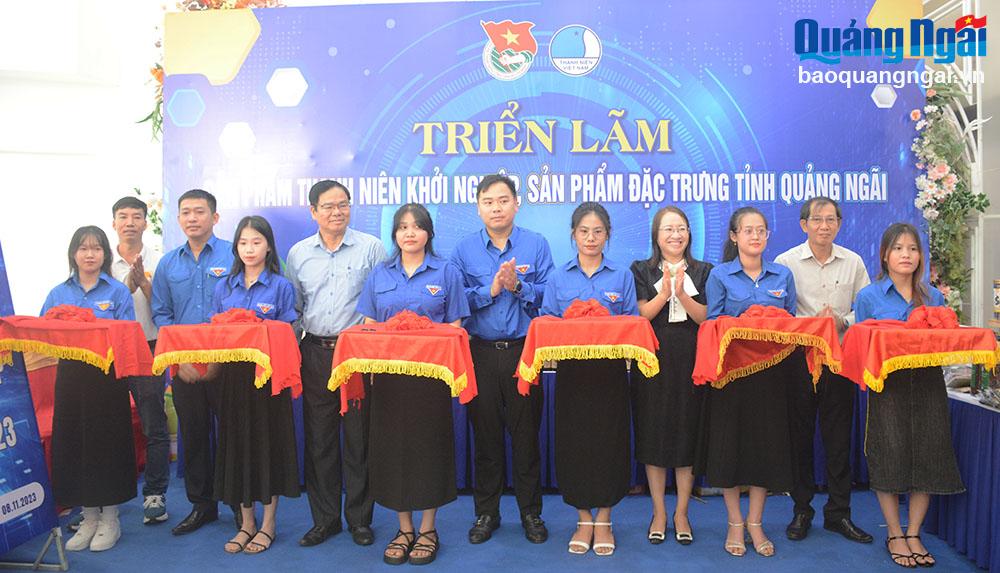 Các đại biểu cắt băng khai mạc trưng bày, giới thiệu sản phẩm khởi nghiệp của thanh niên các địa phương.