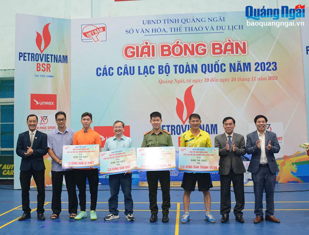 Ban tổ chức trao tặng bàn thi đấu bóng bàn cho các đơn vị, câu lạc bộ bóng bàn trong tỉnh.