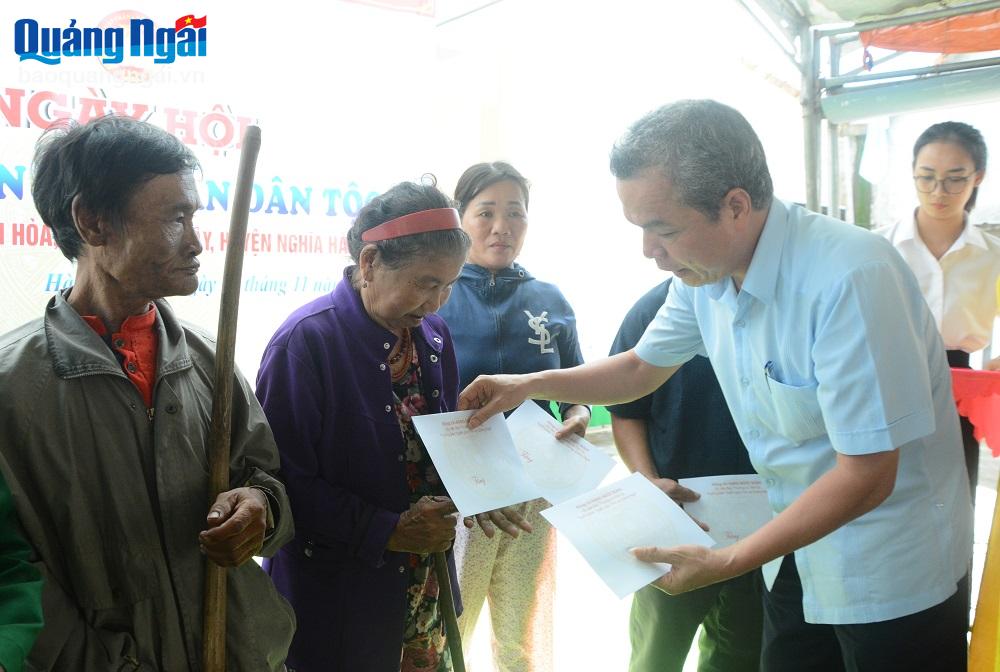 Trưởng ban Tuyên giáo Tỉnh ủy Đặng Ngọc Dũng trao quà cho hộ nghèo, có hoàn cảnh khó khăn.