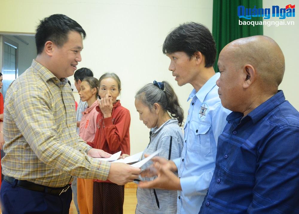 Phó Bí thư Thường trực Tỉnh ủy, Trưởng đoàn ĐBQH tỉnh Đặng Ngọc Huy trao quà cho hộ nghèo, có hoàn cảnh khó khăn.