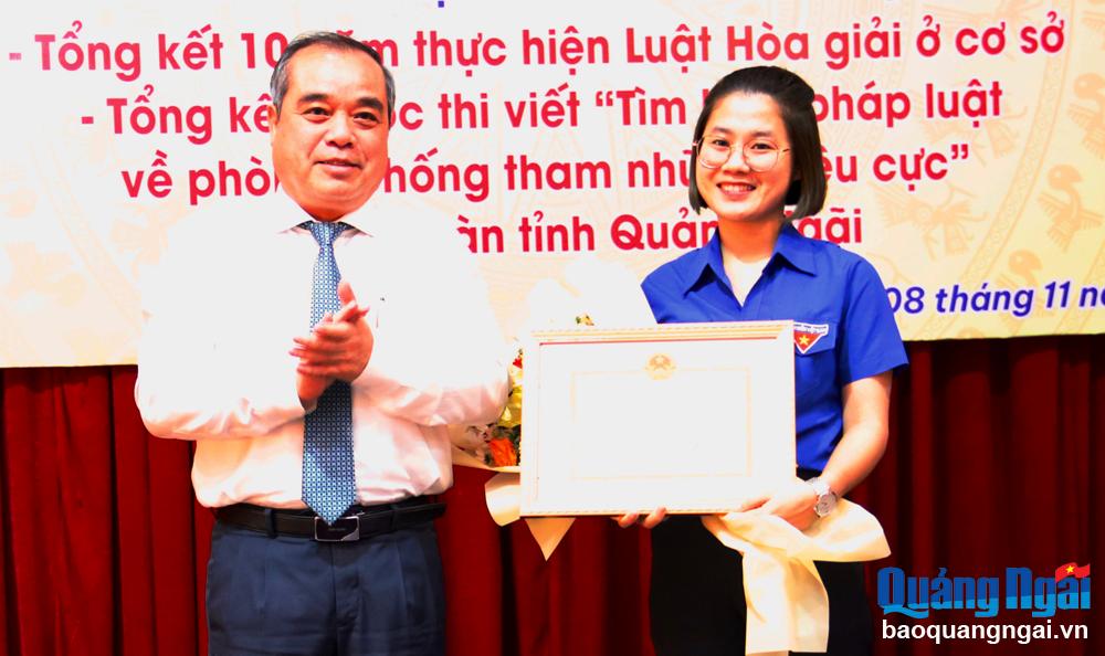 Phó Chủ tịch Thường trực UBND tỉnh Trần Hoàng Tuấn trao giải Nhất cho thí sinh Đinh Thị Thanh Nhi