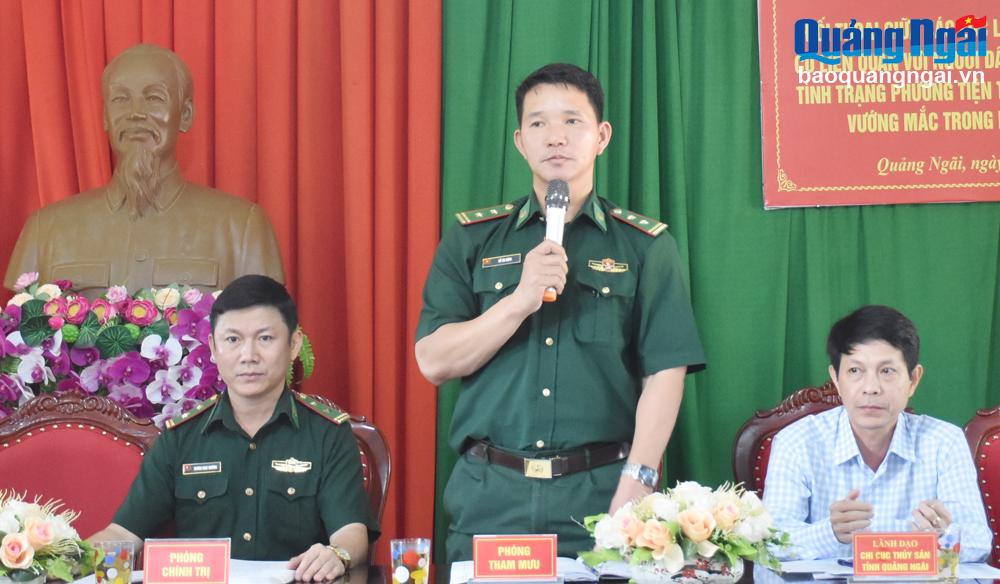 Trung tá Đỗ Tài Năng, Phó Tham mưu trưởng Bộ Chỉ huy Bộ đội Biên phòng tỉnh giải đáp các thắc mắc của ngư dân tại hội nghị đối thoại. 
