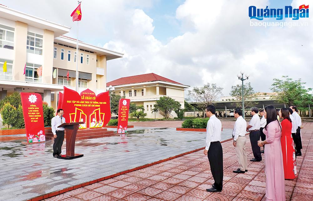 Huyện ủy Mộ Đức tổ chức lễ chào cờ kết hợp sinh hoạt học tập và làm theo tấm gương đạo đức, phong cách Hồ Chí Minh.  						Ảnh: B.HÒA