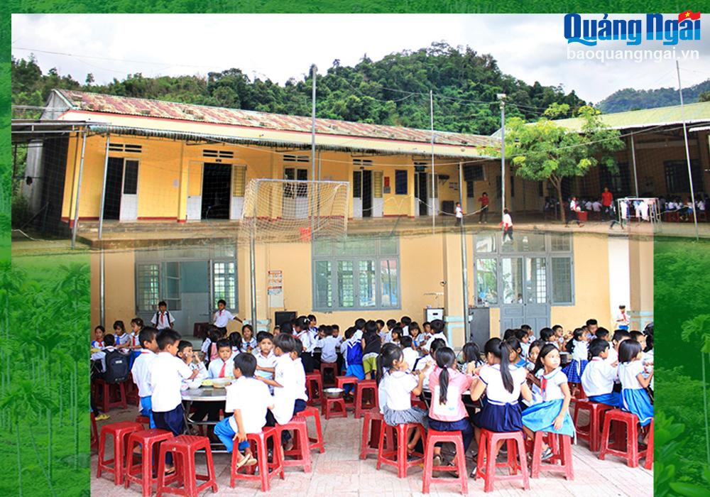 Nhà bán trú, khu vui chơi thể thao của Trường Phổ thông Dân tộc bán trú Tiểu học và THCS Sơn Bua (Sơn Tây) được xây dựng trên đất của 3 hộ dân hiến tặng.  