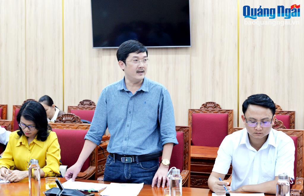 Phó Tổng Biên tập Báo Quảng Ngãi Hà Hoàng Triều phát biểu tại cuộc họp.