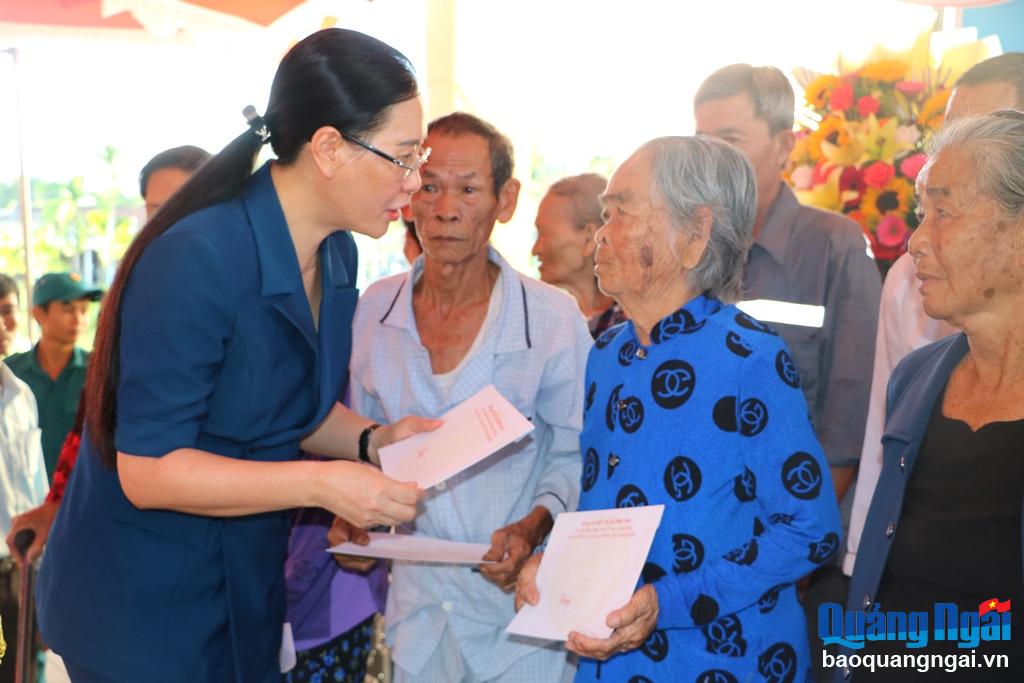 Ủy viên Trung ương Đảng, Bí thư Tỉnh ủy, Chủ tịch HĐND tỉnh Bùi Thị Quỳnh Vân trao quà cho các hộ nghèo, hộ có hoàn cảnh khó khăn ở xã Bình Thuận (Bình Sơn).