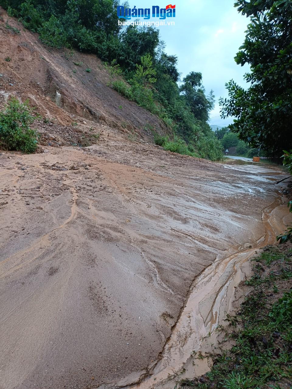 Sạt lở khiến đất, đá vùi lấp đường giao thông từ trụ sở UBND xã Sơn Bao đi thôn Nước Bao.
