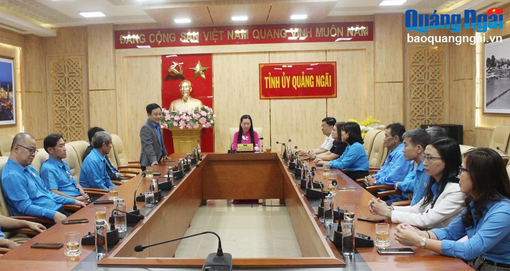 Chủ tịch LĐLĐ tỉnh Nguyễn Phúc Nhân báo cáo tại buổi gặp mặt.