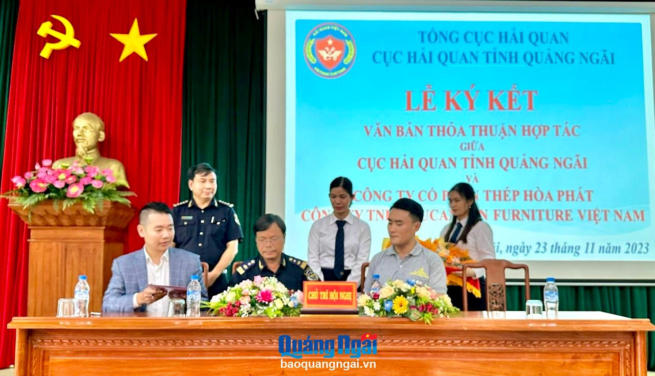 Lễ ký kết thỏa thuận hợp tác giữa Cục Hải quan tỉnh Quảng Ngãi và các doanh nghiệp.