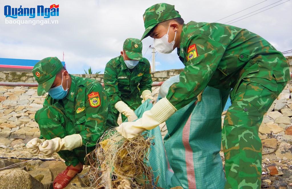 Đồn Biên phòng Phổ Quang thường xuyên phối hợp với chính quyền địa phương tổ chức thu gom rác thải tại khu vực biển.