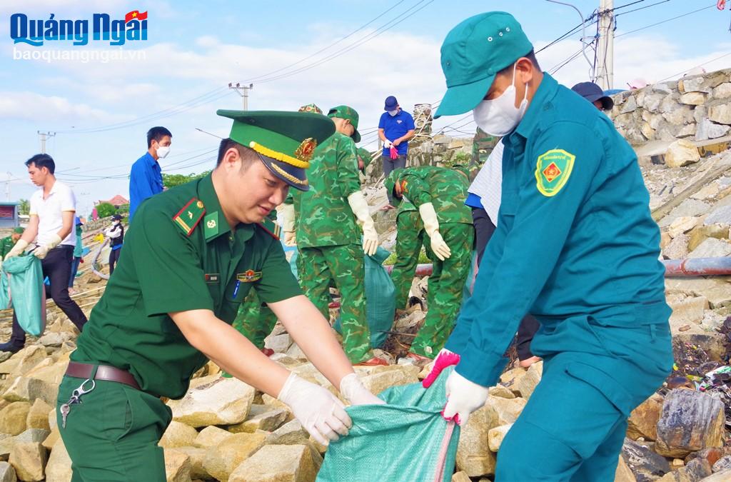 Hơn 2 tấn rác thải đã được các cán bộ, chiến sĩ, đoàn viên thanh niên và tình nguyện viên thu gom.