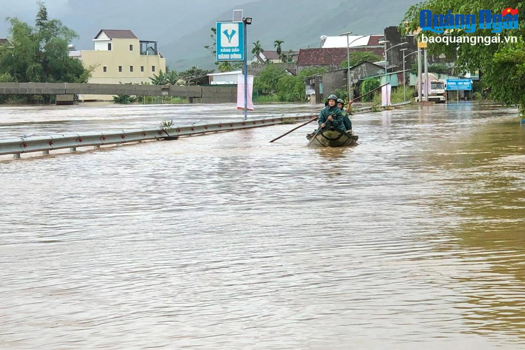 Huyện Nghĩa Hành chỉ đạo các tổ xung kích bám sát địa bàn, hỗ trợ người dân khi có tình huống bất ngờ do thiên tai gây ra.