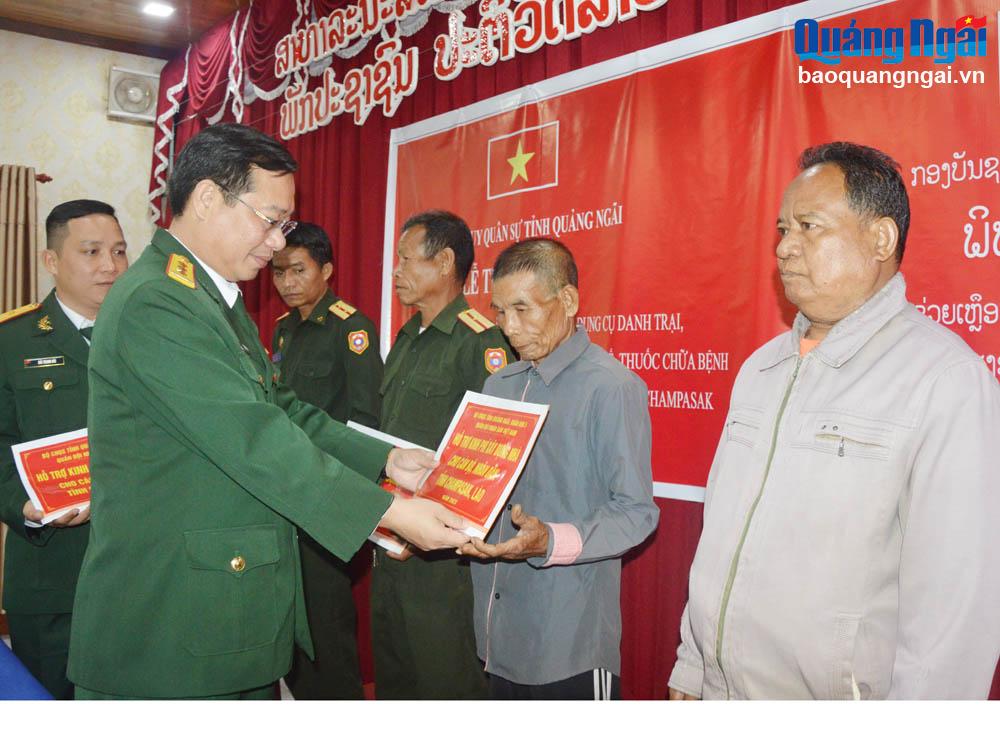 Thượng tá Trần Thế Phan tặng quà cho cán bộ, chiến sĩ và người dân tỉnh Champasak.