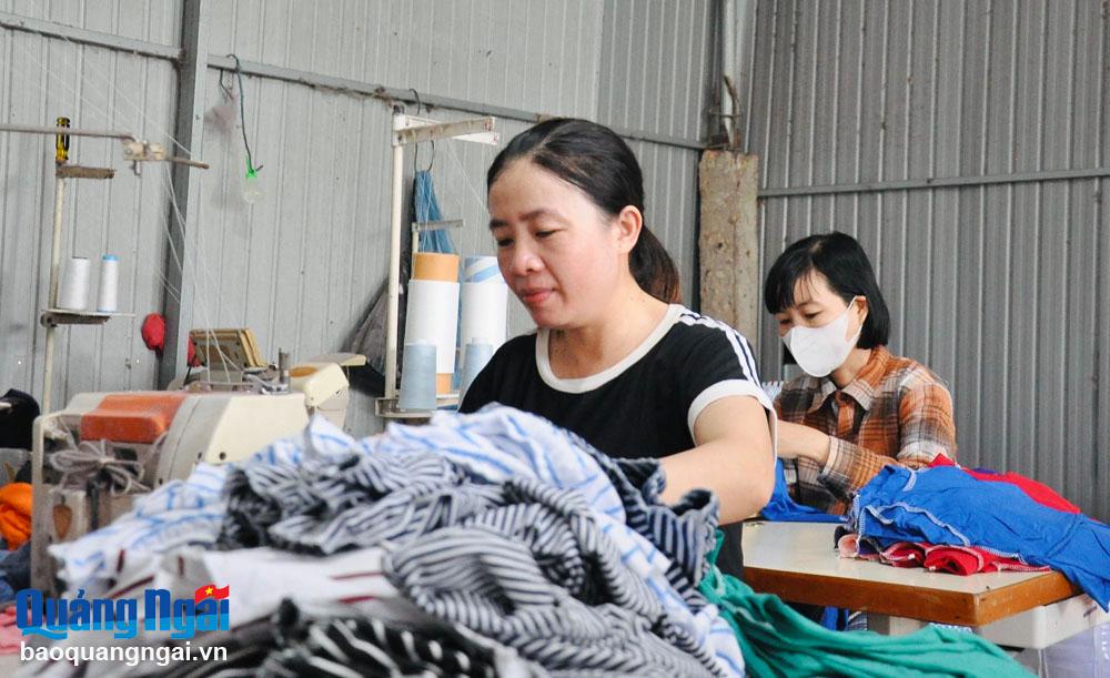 Xưởng may quần áo của chị Trần Thị Lệ ở thôn Hà Nhai Bắc, xã Tịnh Hà (Sơn Tịnh) đã tạo việc làm cho nhiều lao động nữ.