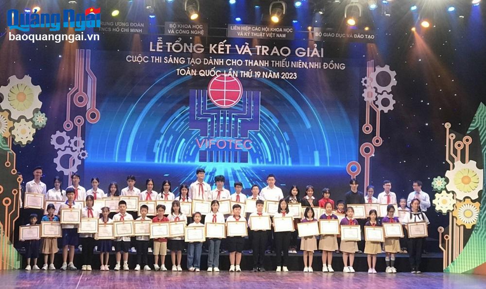 Nhóm học sinh tham gia nhận giải thưởng Cuộc thi Sáng tạo thanh thiếu niên, nhi đồng toàn quốc lần thứ 19, năm 2023 tại Hà Nội. Ảnh: NVCC

